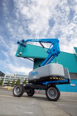 Sollevatore con braccio telescopico autopropulsione alimentato a motore a marchio locale