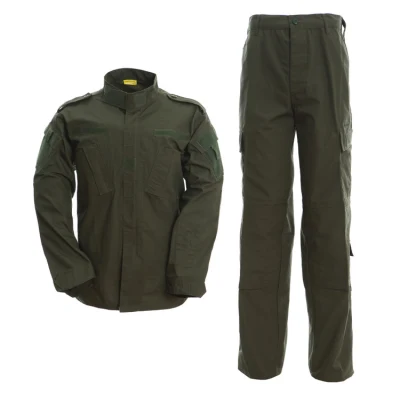 Ropa de caza en el estilo uniforme verde del ejército