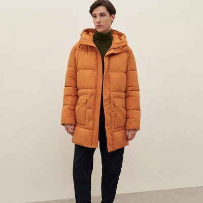  Nuevo estilo moderno Otoño-Invierno hombres a prueba de viento poliéster brillante corte largo Chaqueta de plumón Puffer con bolsillos especiales en naranja para exteriores