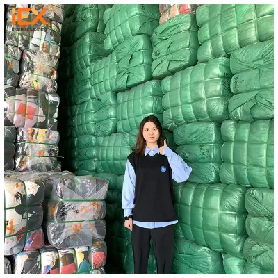 Ropa de segunda mano mezclada a granel en fardos de 45 kg. Ropa de niños, hombres y mujeres. Contenedor de ropa de alta calidad, grado A. Precio mayorista de China. Ropa usada para África.