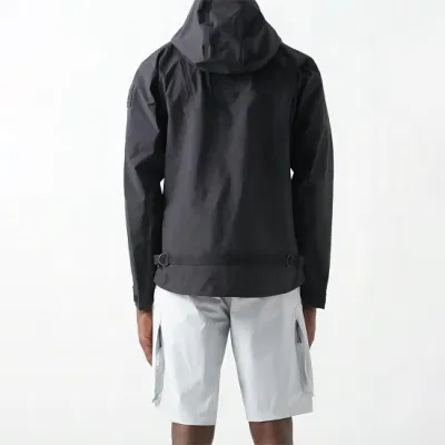 La giacca da pioggia leggera è estremamente resistente al vento e presenta caratteristiche specifiche per l′arrampicata