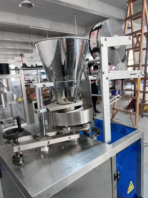 Granuli arrotondati sciolti nelle industrie farmaceutiche, alimentari, chimiche e di altro tipo. Come granuli soffiato, arachidi, semi di melone, riso, semi, Macchina da imballaggio