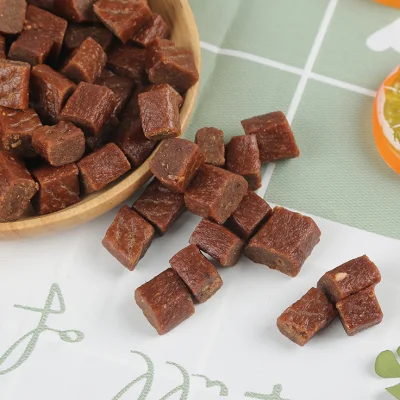 Commercio all&prime;ingrosso snack manzo granulare Strip di manzo sfuso formazione di carne cubica Premiare il cibo per cani