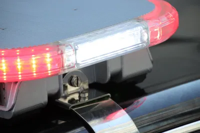 LED di avvertimento in lega di alluminio SENken barra luminosa 396W SAE e-MARK per Macchina della polizia con altoparlante integrato nella staffa