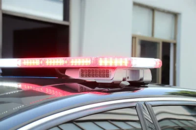 LED di avvertimento in lega di alluminio SENken barra luminosa 396W SAE e-MARK per Macchina della polizia con altoparlante integrato nella staffa