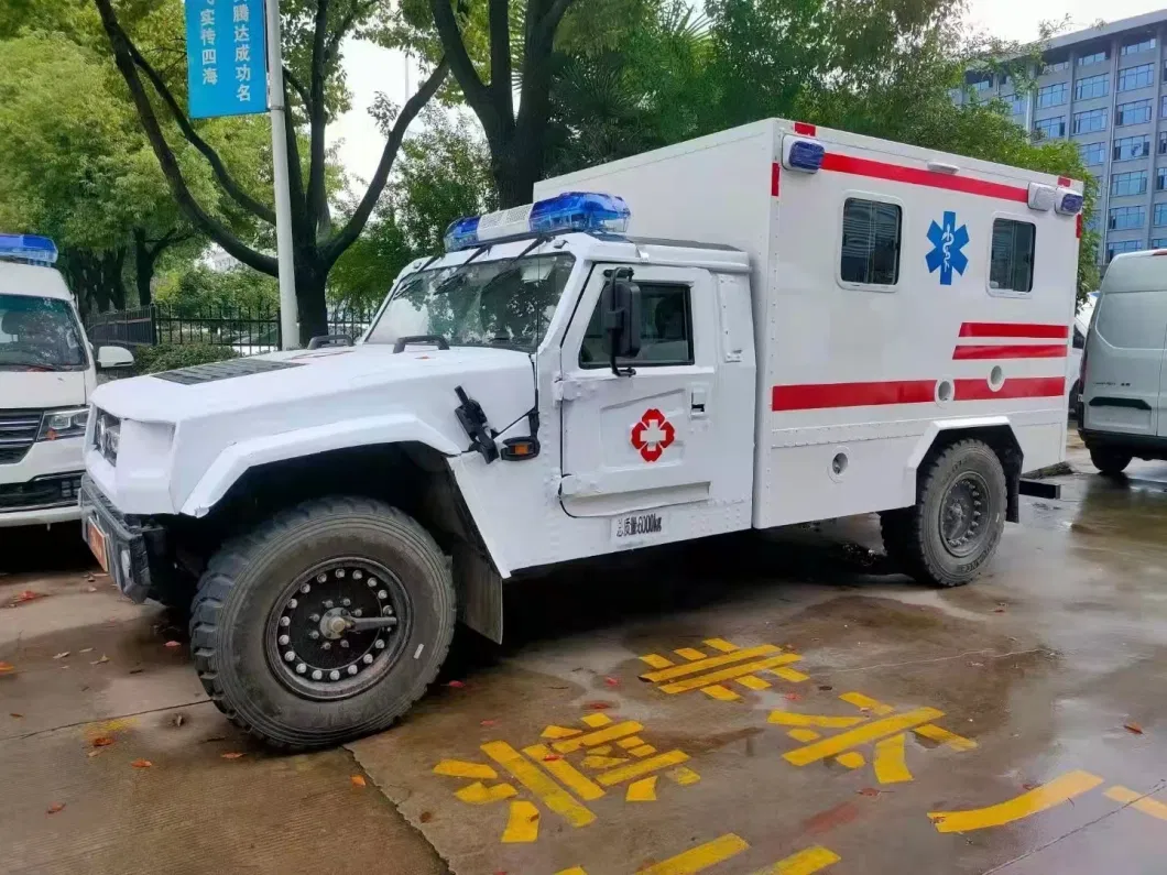 Dongfeng High Quality 4X4 Ambulance/Box Type Ambulance