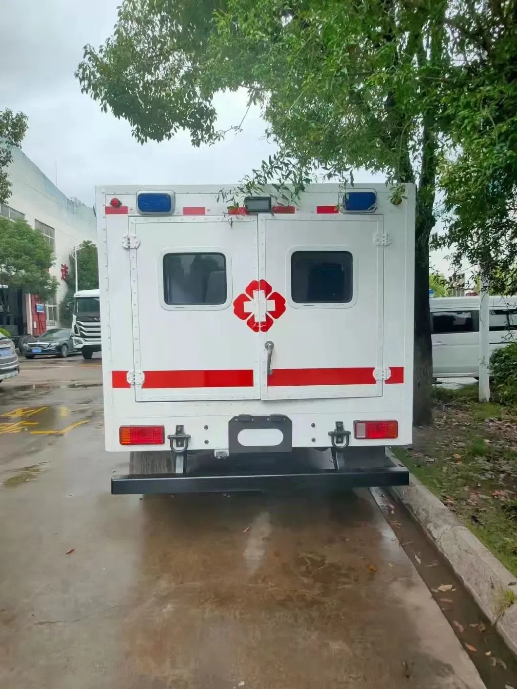 Dongfeng High Quality 4X4 Ambulance/Box Type Ambulance