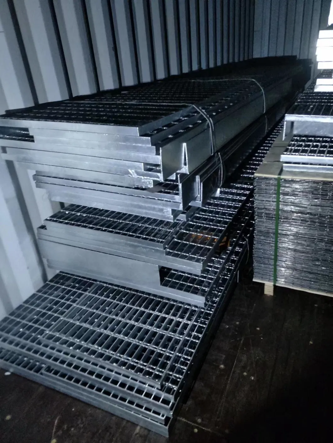 High Quality Hot Dipped Galvanized Press Welded Steel Bar Grating for Walkways/Flooring