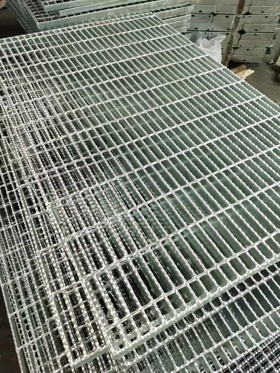 Galvanized Steel Grating Welded Steel Bar 40X3 295X690 Metal Grid Plate for Platform Walkway