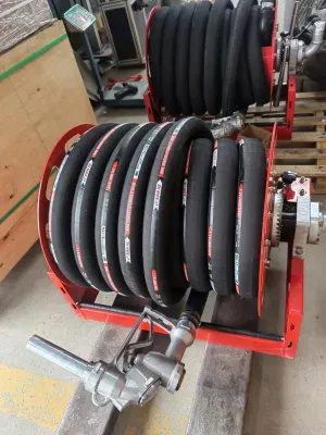 Carrete de manguera mecánica de color rojo para aceite combustible