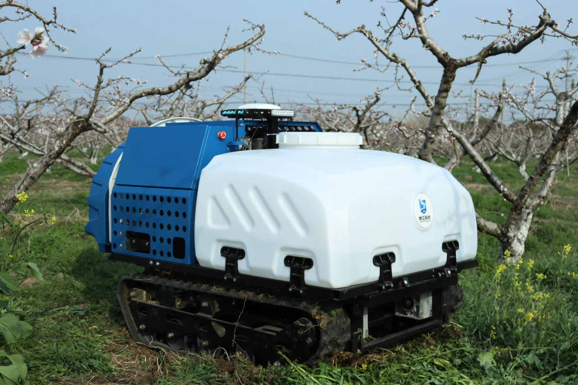 Irroratrice per vigneti UGV per uso agricolo senza equipaggio robot multifunzione per frutteti