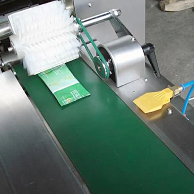 Contenedor de plástico bandeja de comida automático de la almohada de flujo de envoltura de la máquina de embalaje de alimentos