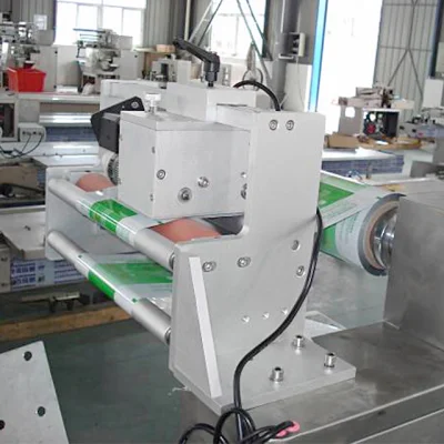 Contenedor de plástico bandeja de comida automático de la almohada de flujo de envoltura de la máquina de embalaje de alimentos