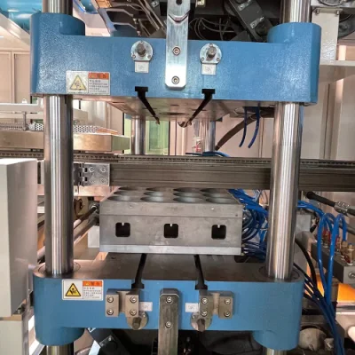 El sistema de accionamiento completamente automático al vacío formando pequeñas galletas tarta de caramelo de termoformado máquina de producción Embalaje