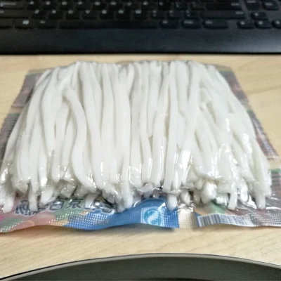Máquina de envasado de termoformado de película flexible/rígida.