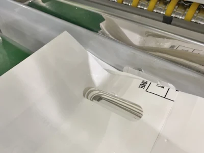 Completamente automática de la película PE embalaje de alimentos para mascotas la parte inferior de la bolsa de la Junta Central de mar que hace la máquina
