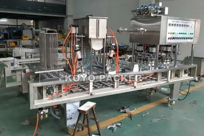 Completamente automática de salsa ketchup Yogurt leche zumos de frutas de atasco de papel cuatro pequeños vasos de plástico termoformado máquinas de llenado de sellado
