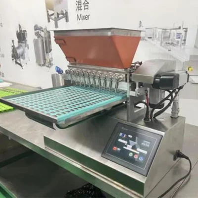 Envasadora automática de relleno Depositante bola Oso suave azúcar menta Jalea Lollipop pequeña máquina de hacer de la vela de oso de la goma dura