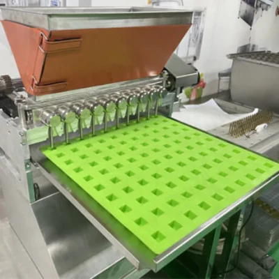 Envasadora automática de relleno Depositante bola Oso suave azúcar menta Jalea Lollipop pequeña máquina de hacer de la vela de oso de la goma dura