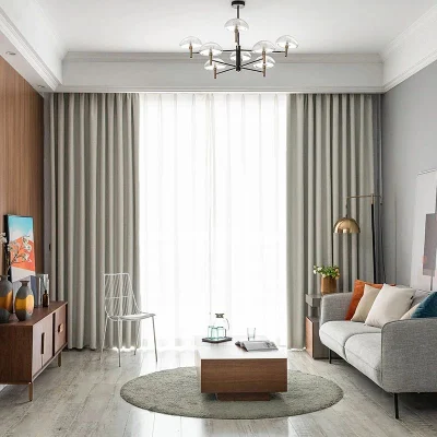 Camera da letto moderna e di nuovo stile, finestre, tende e soggiorno di lusso