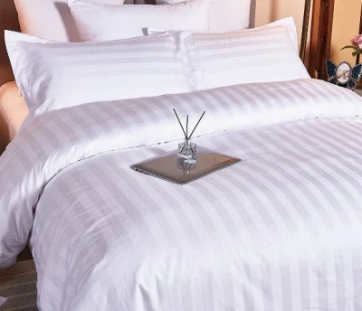 Cina fabbrica all&prime;ingrosso 100 GSM Bianco sbiancato tinto liscio 100% poliestere Tessuto in microfibra jacquard a righe jacquard per biancheria da letto in lino da hotel Impostazione