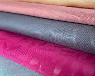 70GSM 100% poliestere tessuto letto in rilievo microfibra morbida spazzolata Tessuto