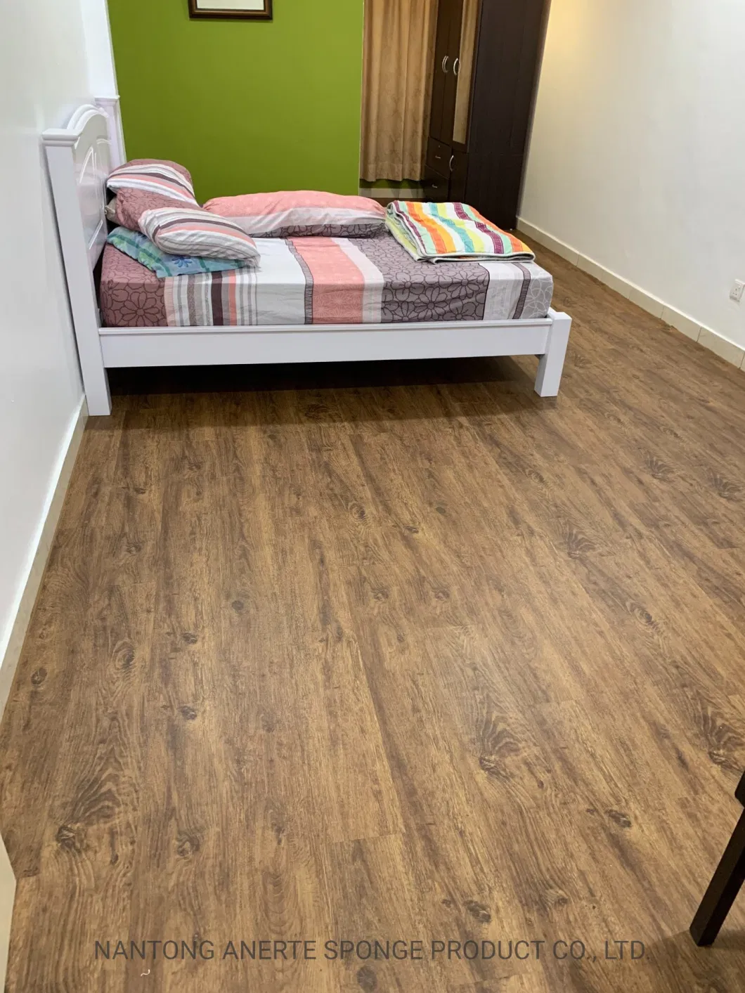 Interlocking Waterproof Spc Wood Grain Tiles with Underlayment