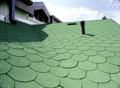 Villa casa de madera de color las tejas de asfalto doble capa culebrilla