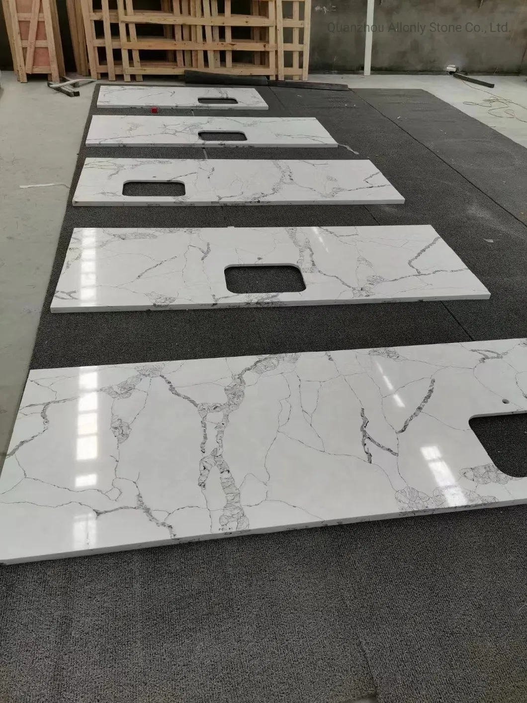 Artificial Stone Calacatta White Quartz Countertop with Gray Veins for Kitchen