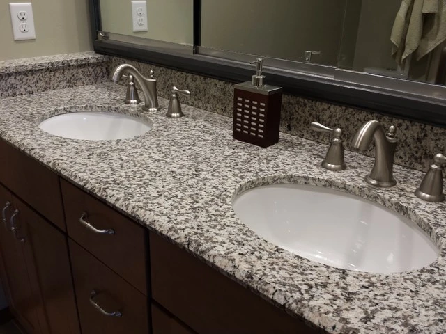 Encimera de granito blanco/vanidad de baño con azulejos de ingeniería de diseño de cocina