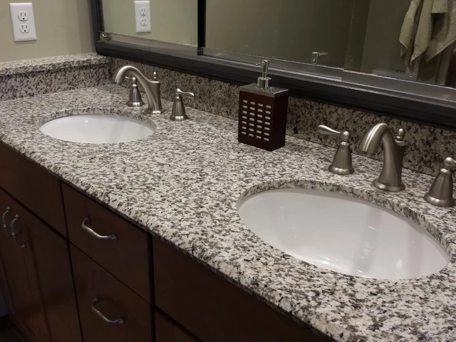  Encimera de granito blanco/vanidad de baño con azulejos de ingeniería de diseño de cocina