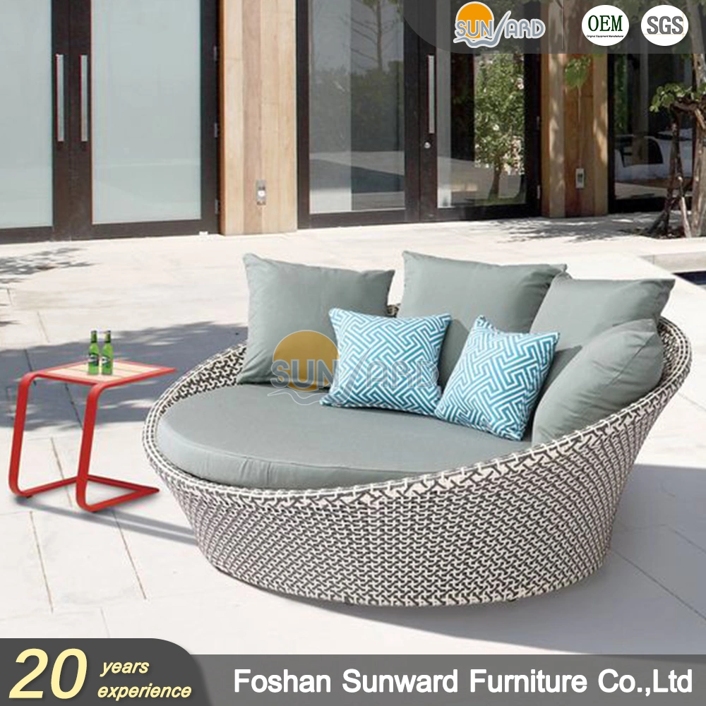 Leisure Patio Wicker Furniture Round Swing Daybed Rattan Outdoor Furniture