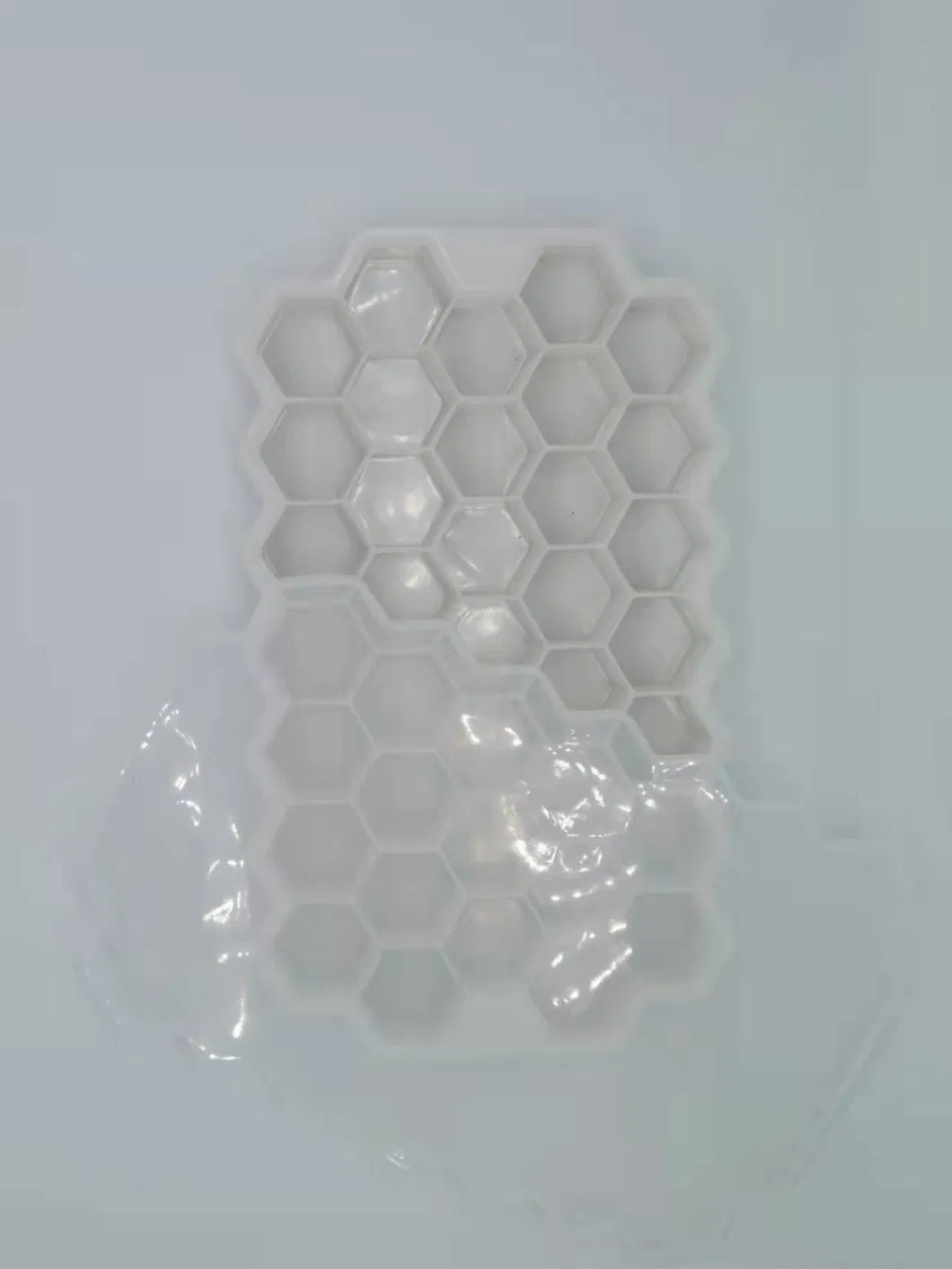 Food Grade Eco-Friendly Silicone Honeycomb Shape 37 Holes Silicone Ice Cube Tray Mold with Lids