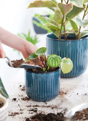 Maceta grande de cerámica para plantas con agujeros de drenaje. Macetas de jardín, macetas de porcelana para plantas de interior y exterior. Juego de 3 macetas con esmalte reactivo azul.