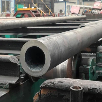 Materiali da costruzione laminati a caldo 15CrMo tubi scambiatori di calore con rivestimento lubrificato Tubi per forni Lega di petrolio tubo di cracking di petrolio tubo di acciaio senza saldatura al carbonio