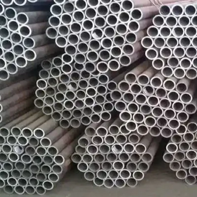 Materiali da costruzione laminati a caldo 15CrMo tubi scambiatori di calore con rivestimento lubrificato Tubi per forni Lega di petrolio tubo di cracking di petrolio tubo di acciaio senza saldatura al carbonio