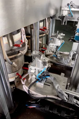 Automatische Vulkanisationsformmaschine Mit Einem Hohlraum\Gummi-Automatisierungsausrüstung\Gummi-Automatische Zuführausrüstung