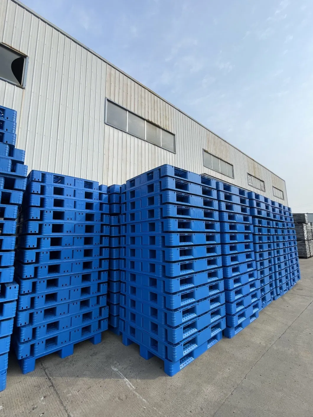 Plastic Pallets Forklift Moisture-Proof Warehouse Storage Stackable Reversible Heavy Duty Warehouse Tray